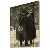Designart 'Portret jednobojnog divljeg bika u zimskoj šumi I' Farmhouse Tisak na prirodnom borovom drvetu